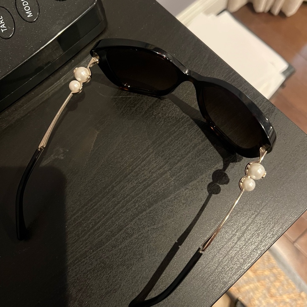 CHANEL Sunglasses with Pearl CC - Picture 5 of 9